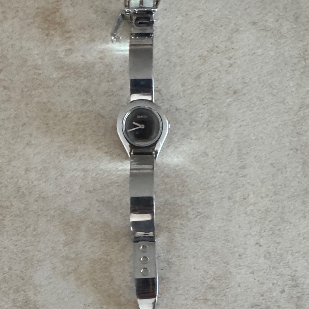 Gucci 6700L Swiss Made Stainless Steel Women’s Watch Sapphire Crystal